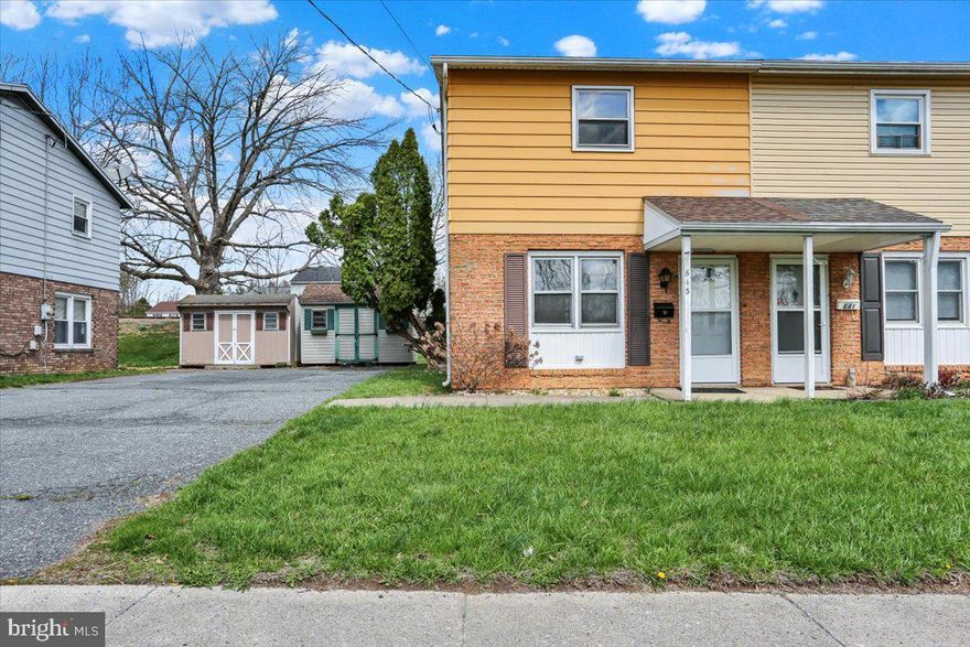 This semi detached home is available for rent in Hamburg Schools. Offering 2 bedrooms and 1 full bathroom. Features main floor
laundry and off street parking. Tenants responsible for all utilities.