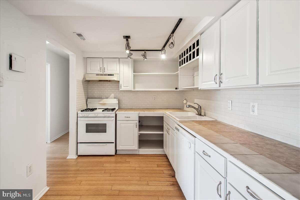 RIVA COMMONS - Residential Lease