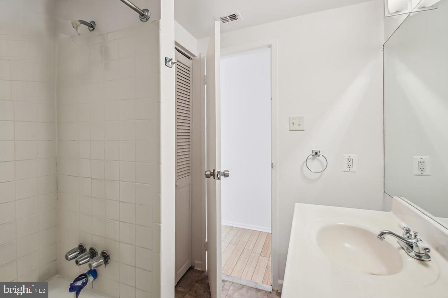 RIVA COMMONS - Residential Lease