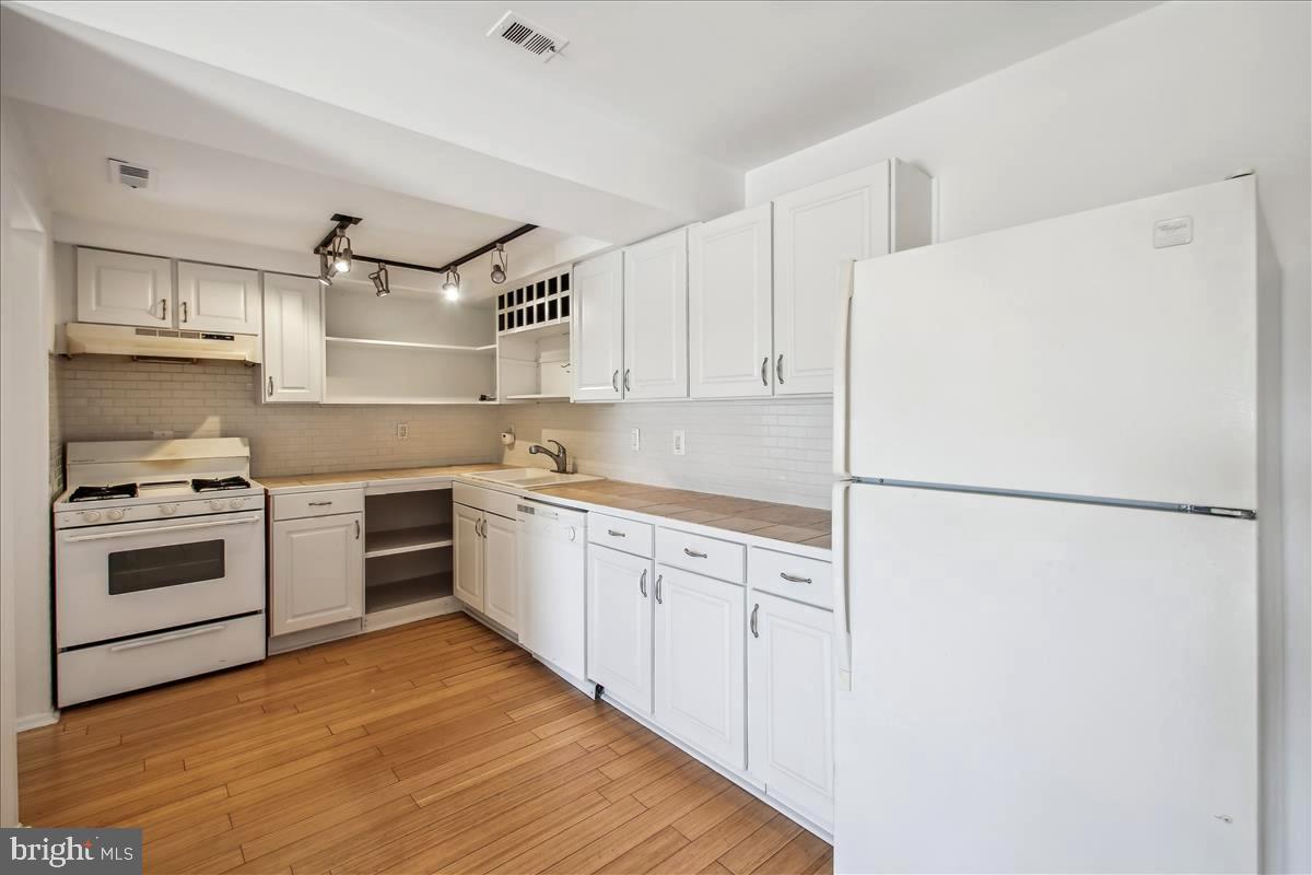 RIVA COMMONS - Residential Lease