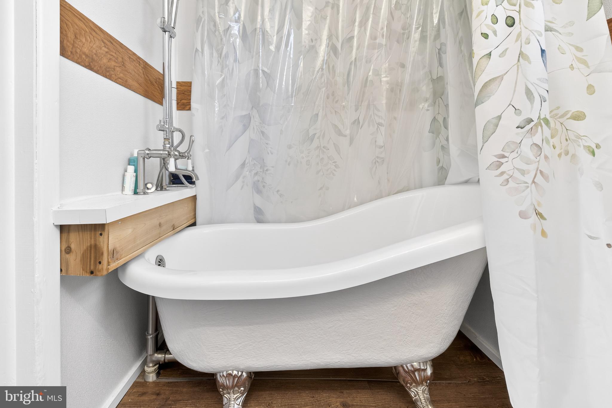 QUAKER HILLS - Residential