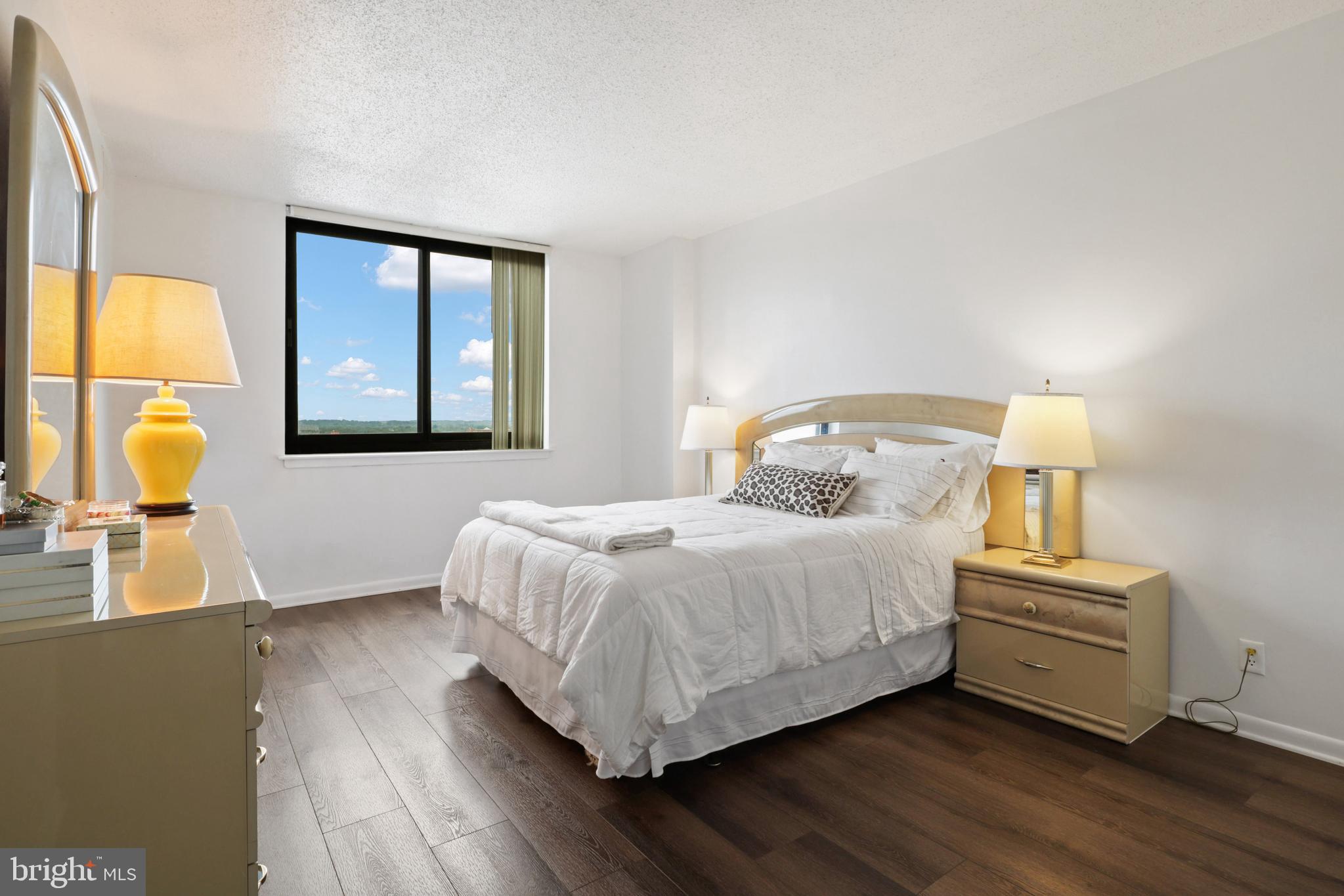 SKYLINE SQUARE CONDO - Residential