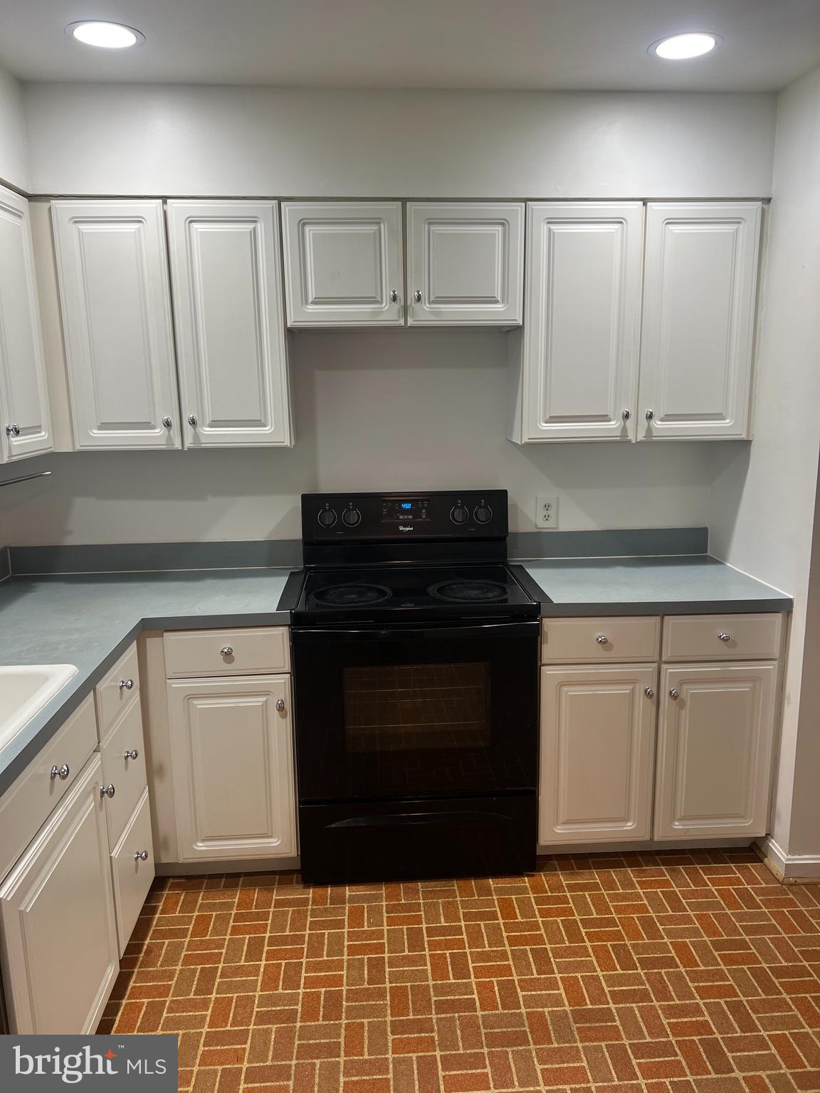 GOLF COURSE SQUARE - Residential Lease