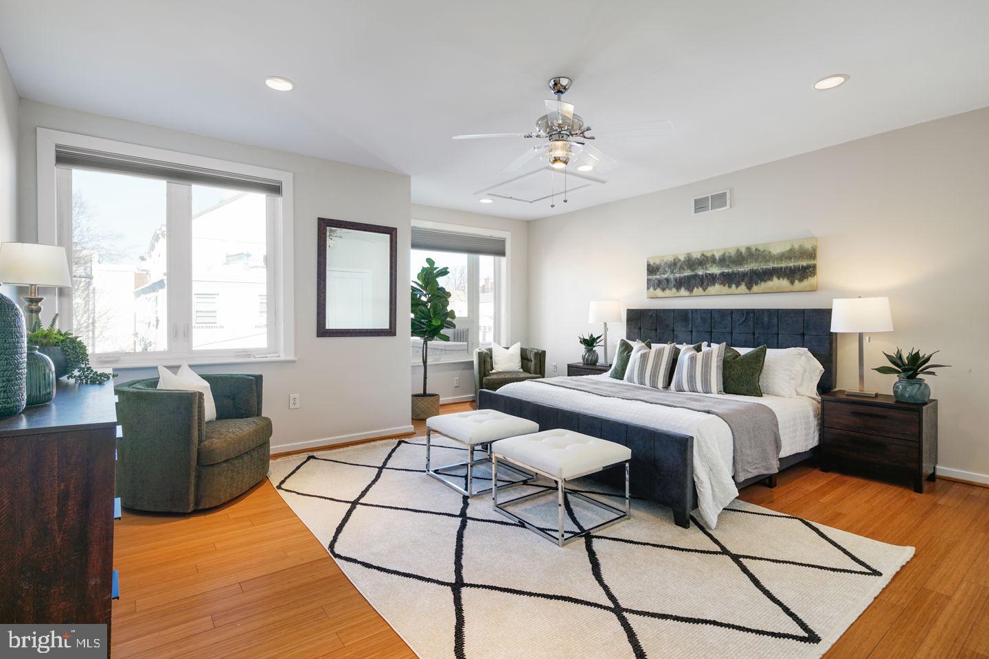 QUEEN VILLAGE - Residential