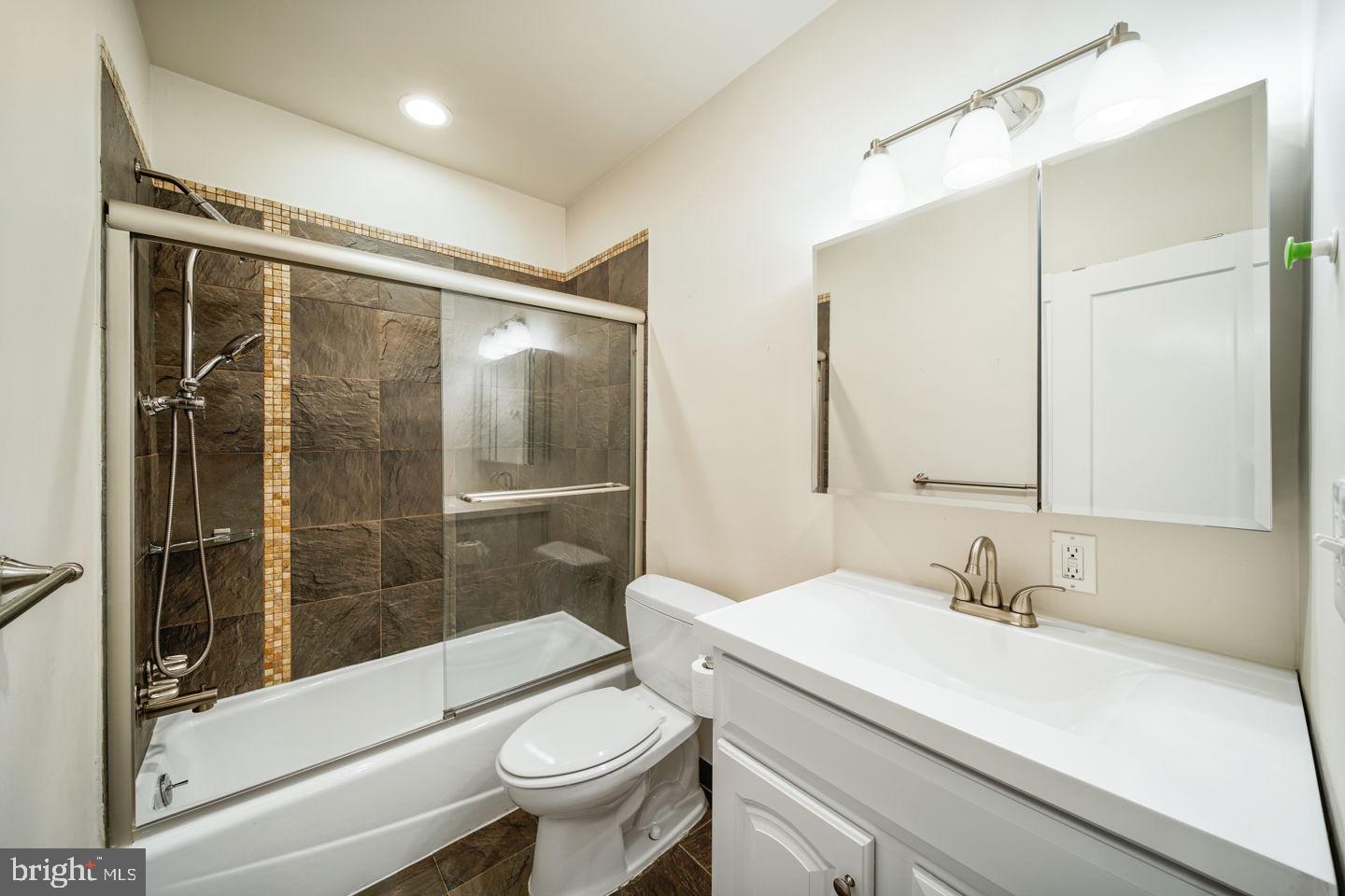 QUEEN VILLAGE - Residential