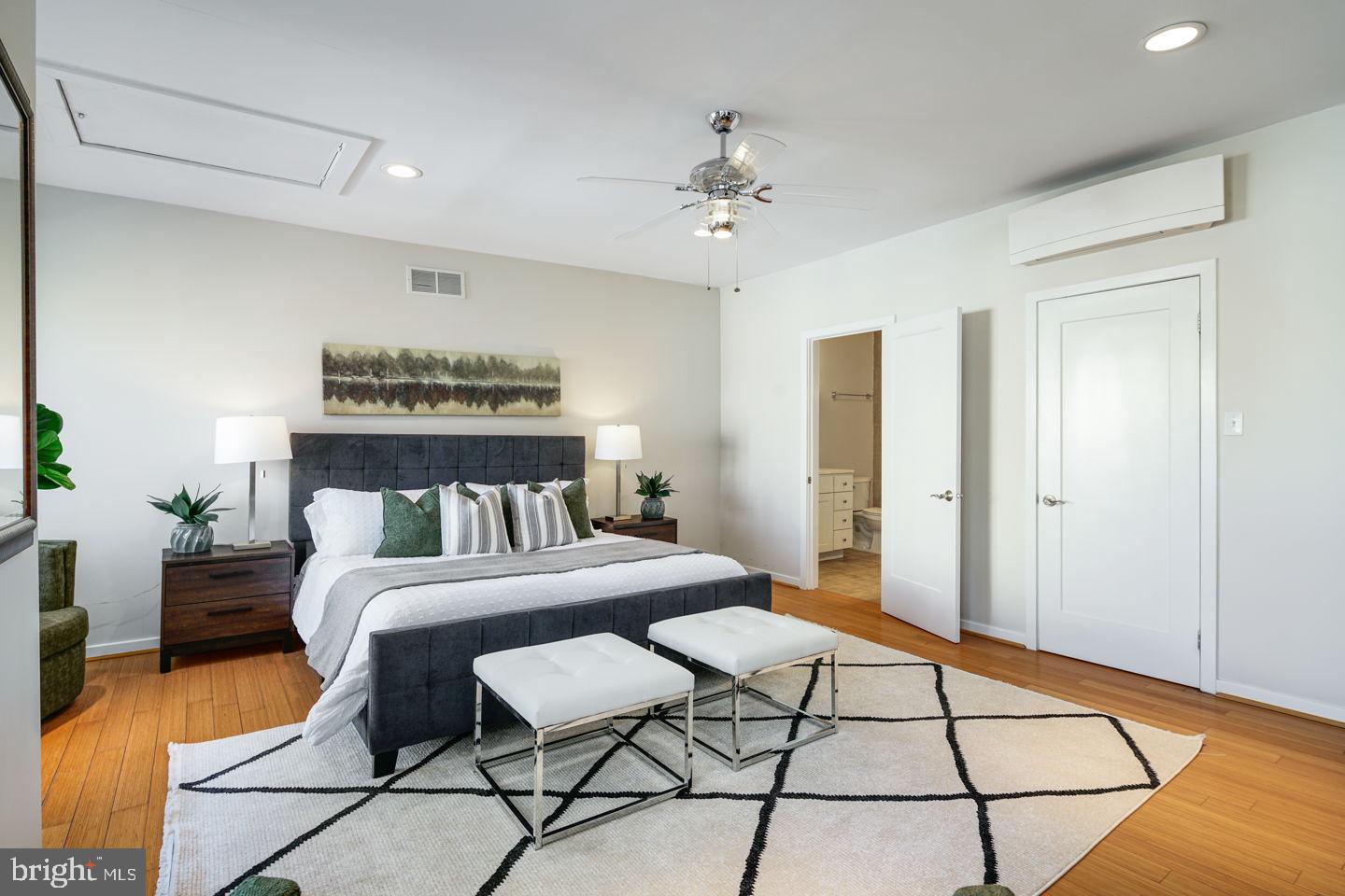 QUEEN VILLAGE - Residential