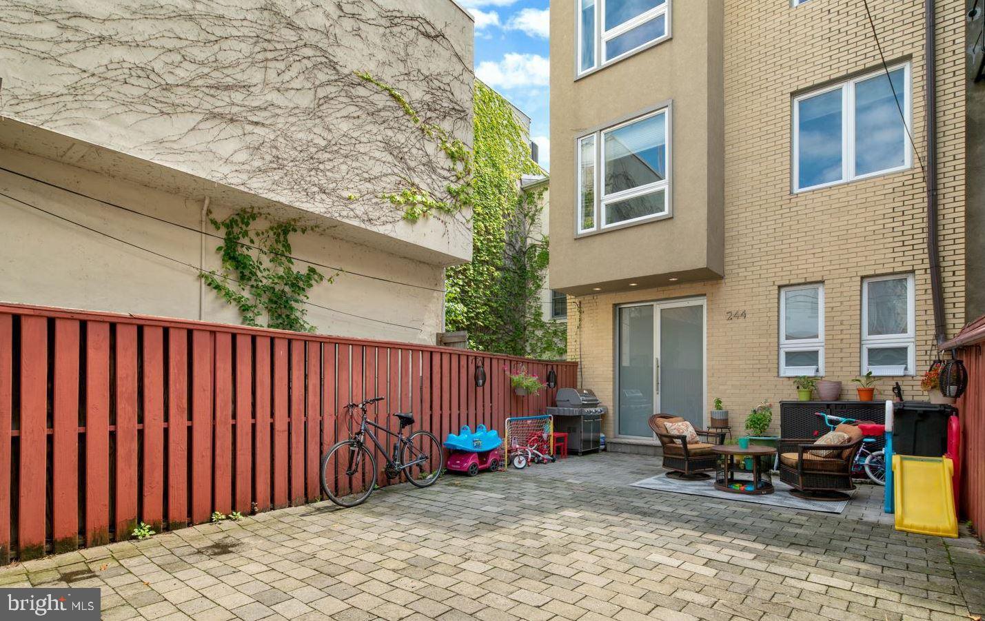 QUEEN VILLAGE - Residential