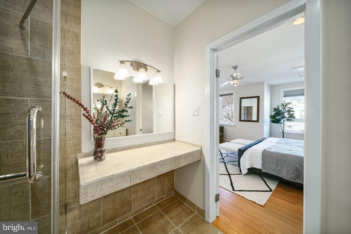 QUEEN VILLAGE - Residential