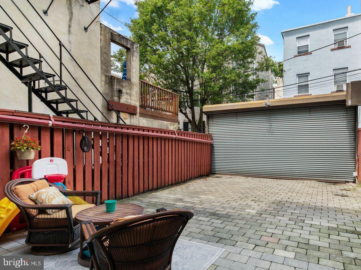 QUEEN VILLAGE - Residential