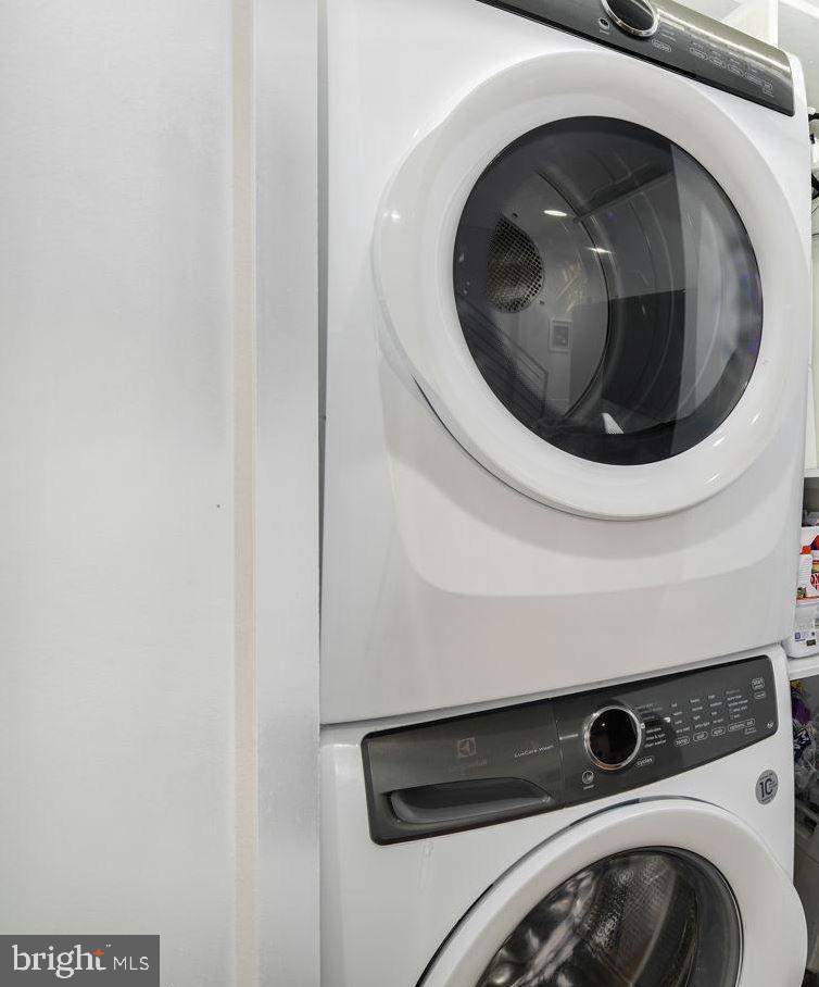 QUEEN VILLAGE - Residential