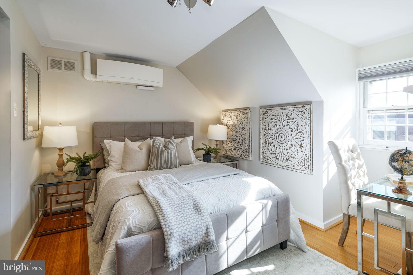 QUEEN VILLAGE - Residential