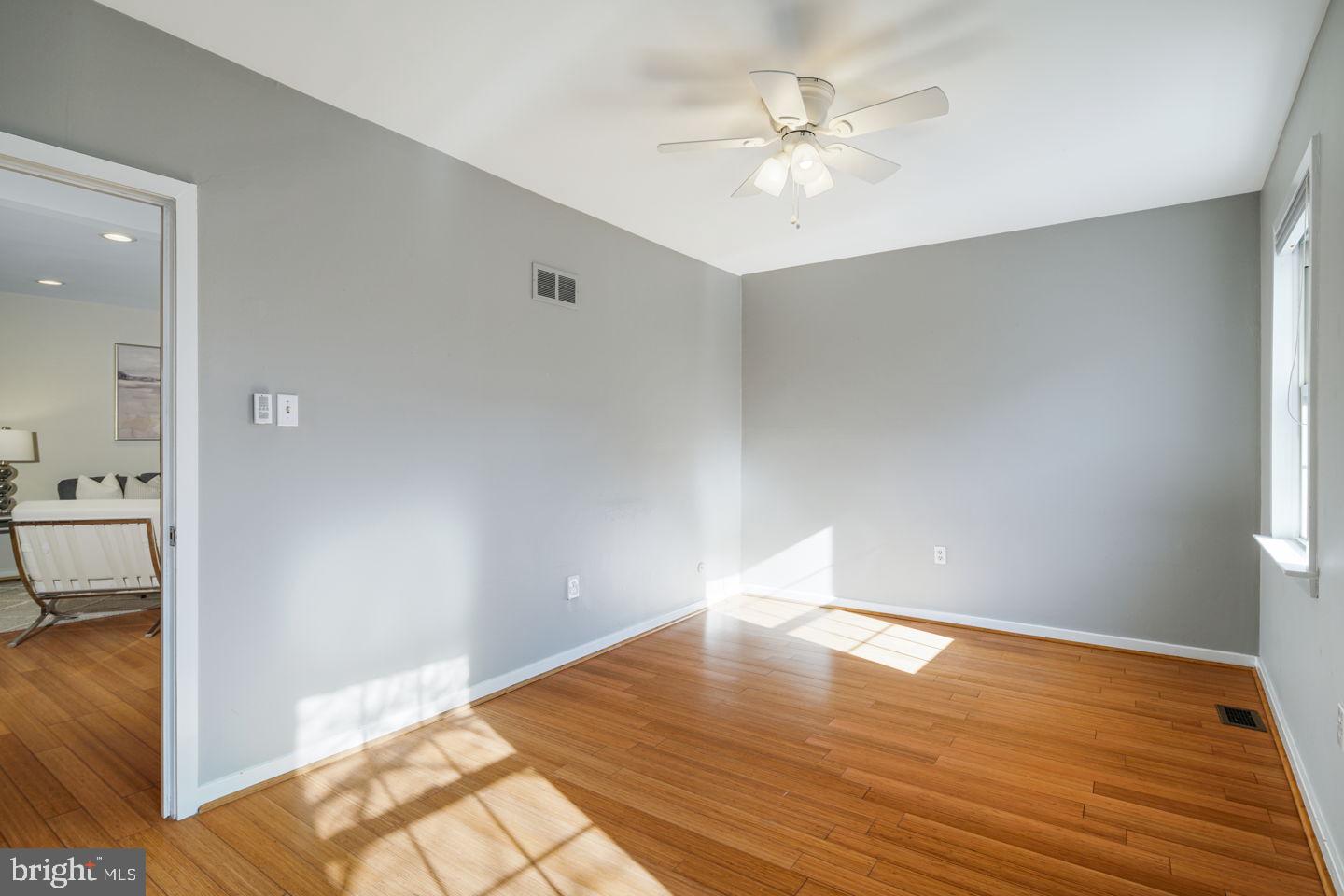 QUEEN VILLAGE - Residential