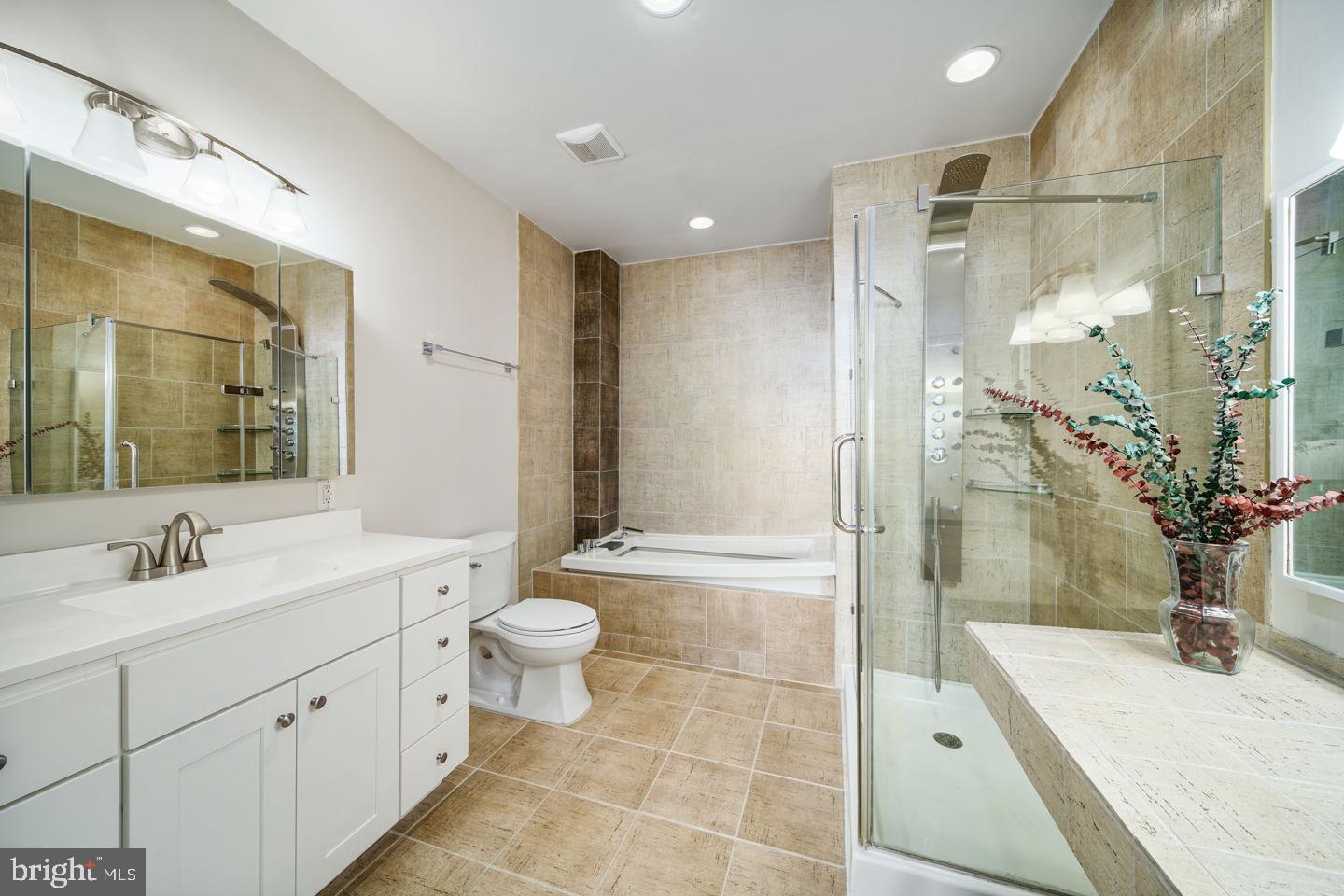 QUEEN VILLAGE - Residential