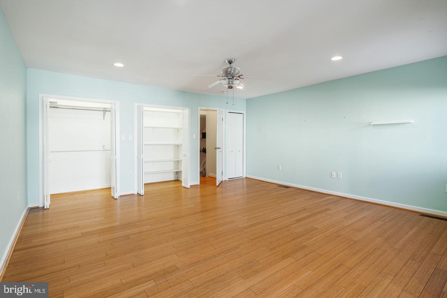 QUEEN VILLAGE - Residential