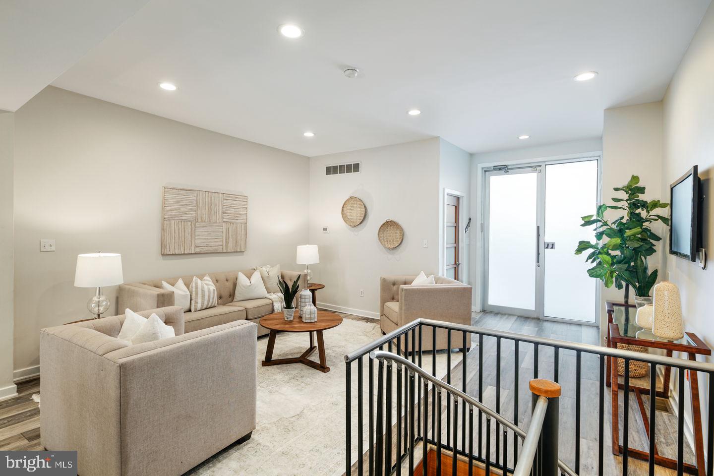 QUEEN VILLAGE - Residential