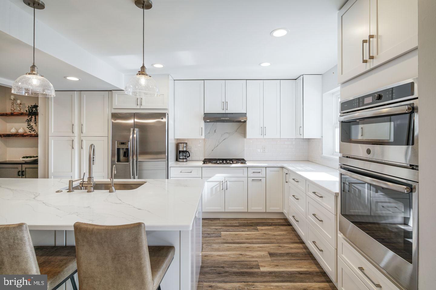 QUEEN VILLAGE - Residential