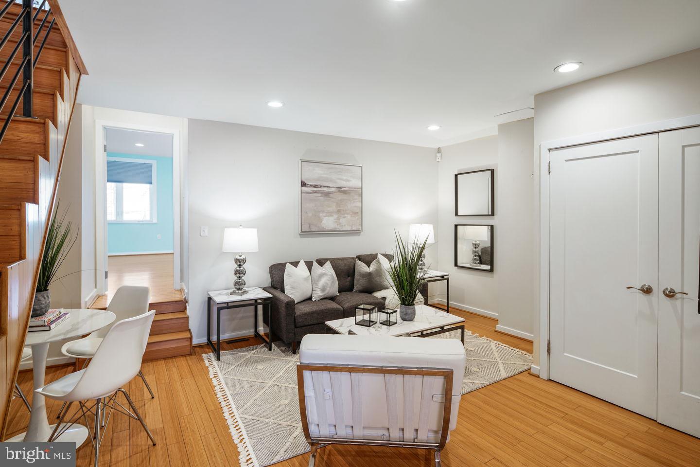 QUEEN VILLAGE - Residential