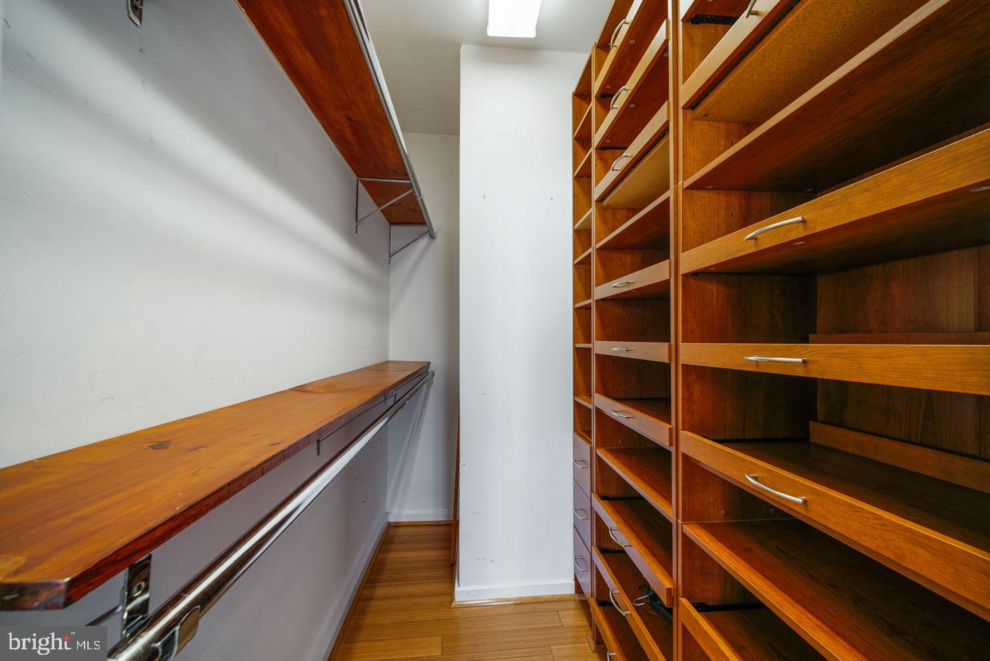 QUEEN VILLAGE - Residential