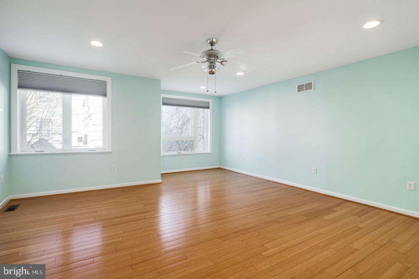 QUEEN VILLAGE - Residential