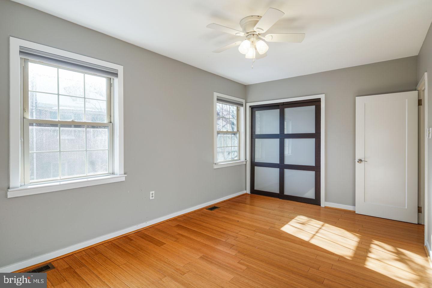 QUEEN VILLAGE - Residential