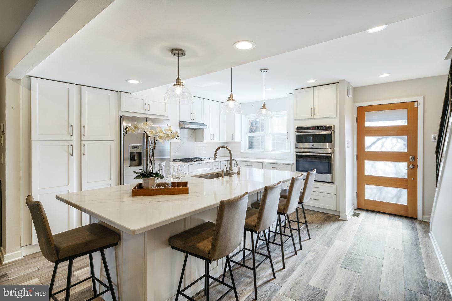 QUEEN VILLAGE - Residential