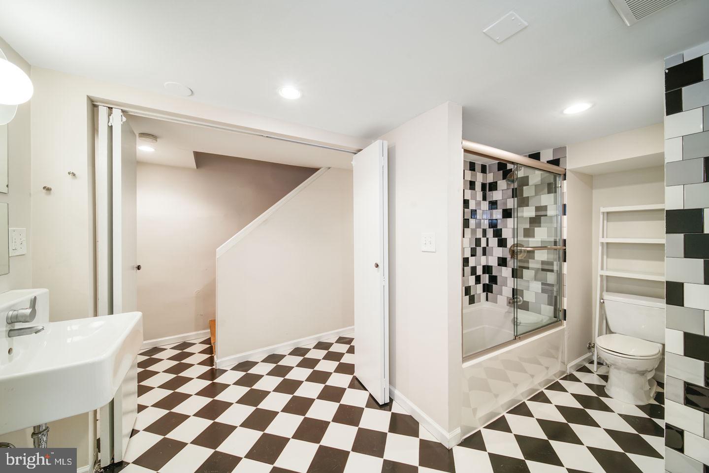 QUEEN VILLAGE - Residential