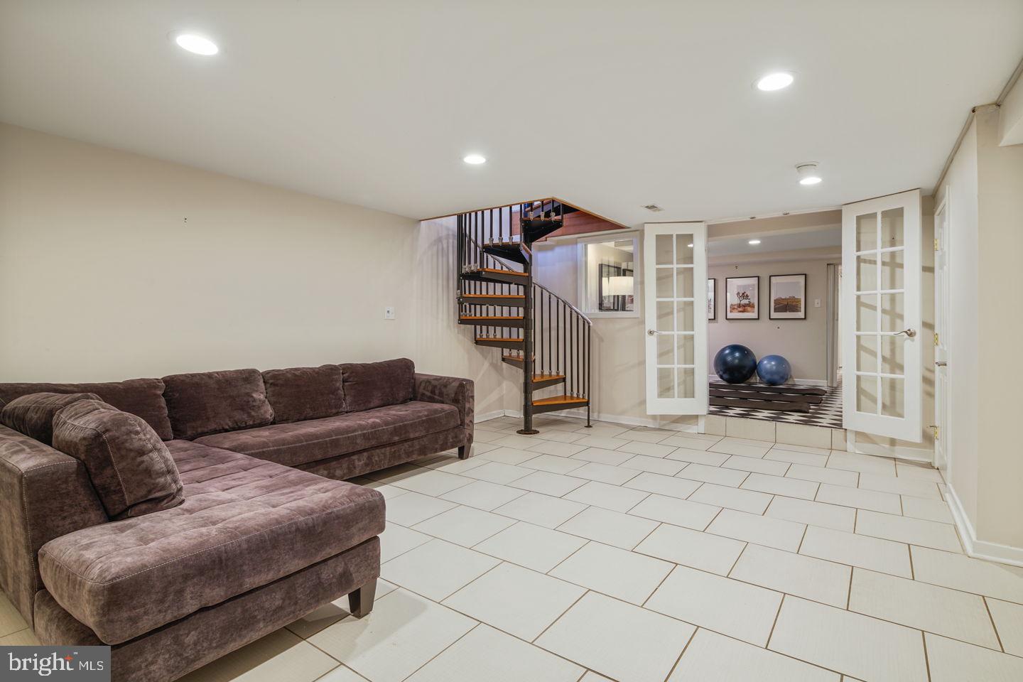 QUEEN VILLAGE - Residential