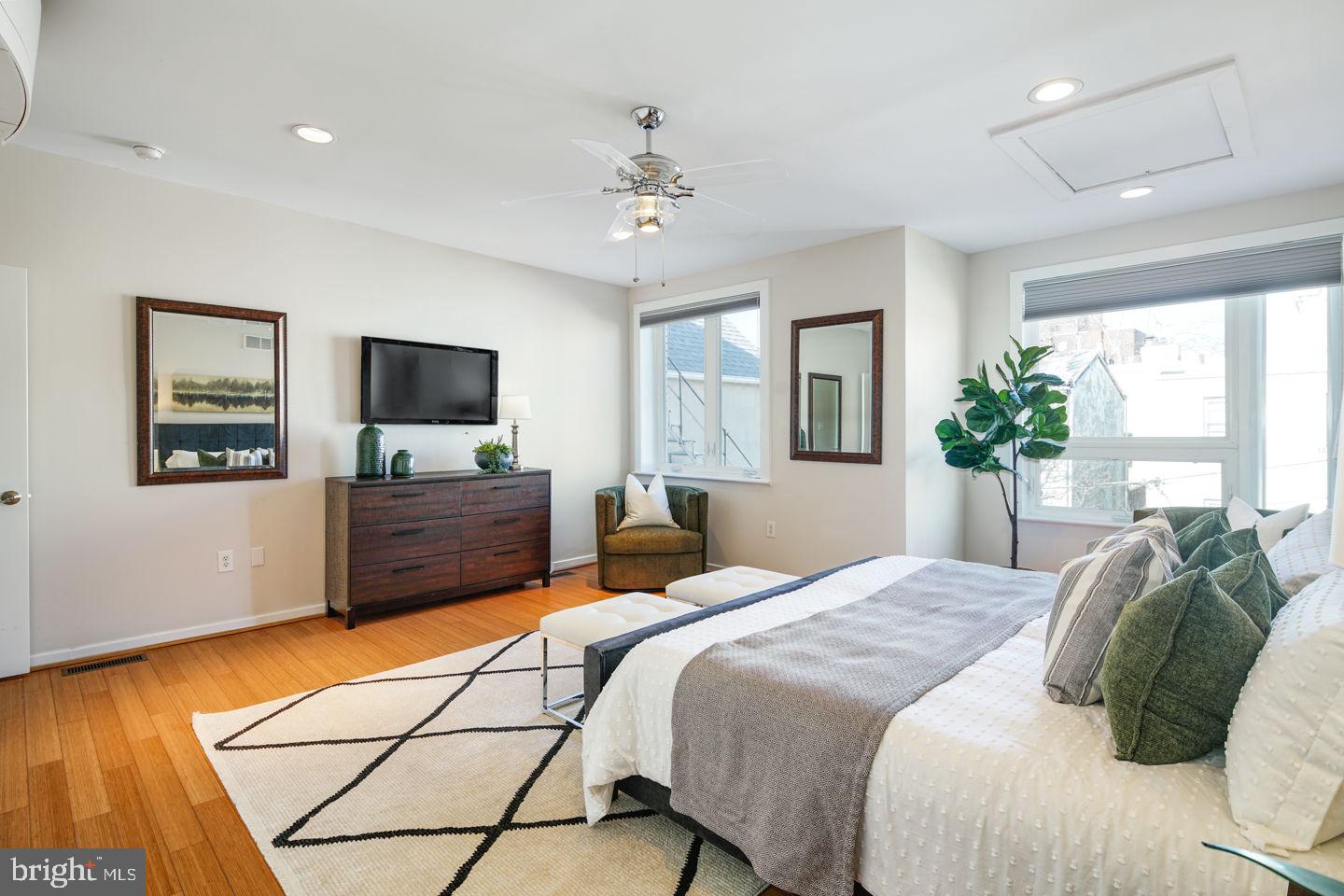 QUEEN VILLAGE - Residential