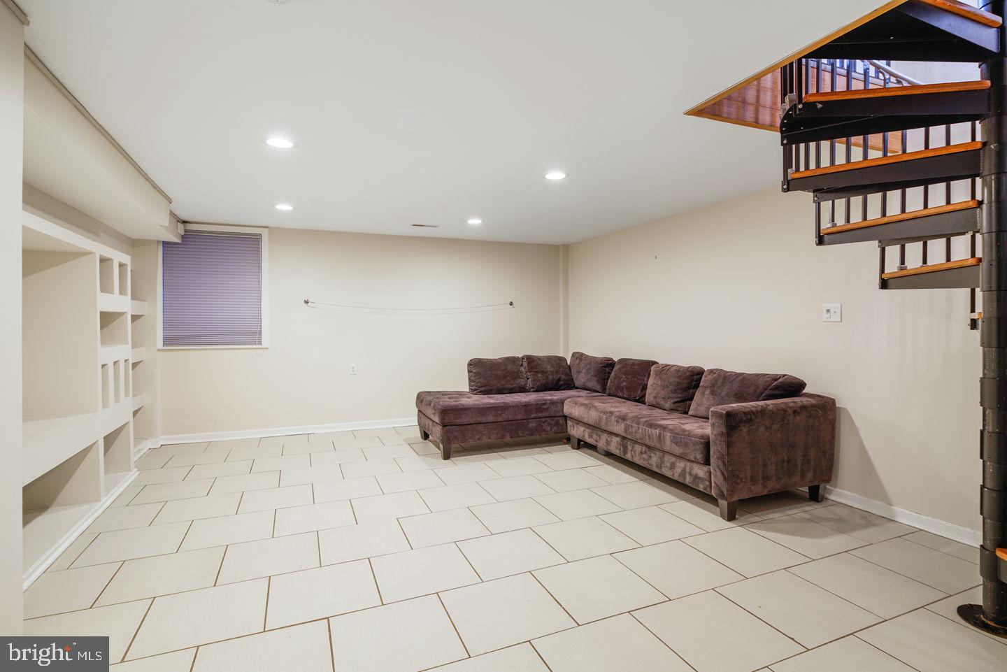 QUEEN VILLAGE - Residential