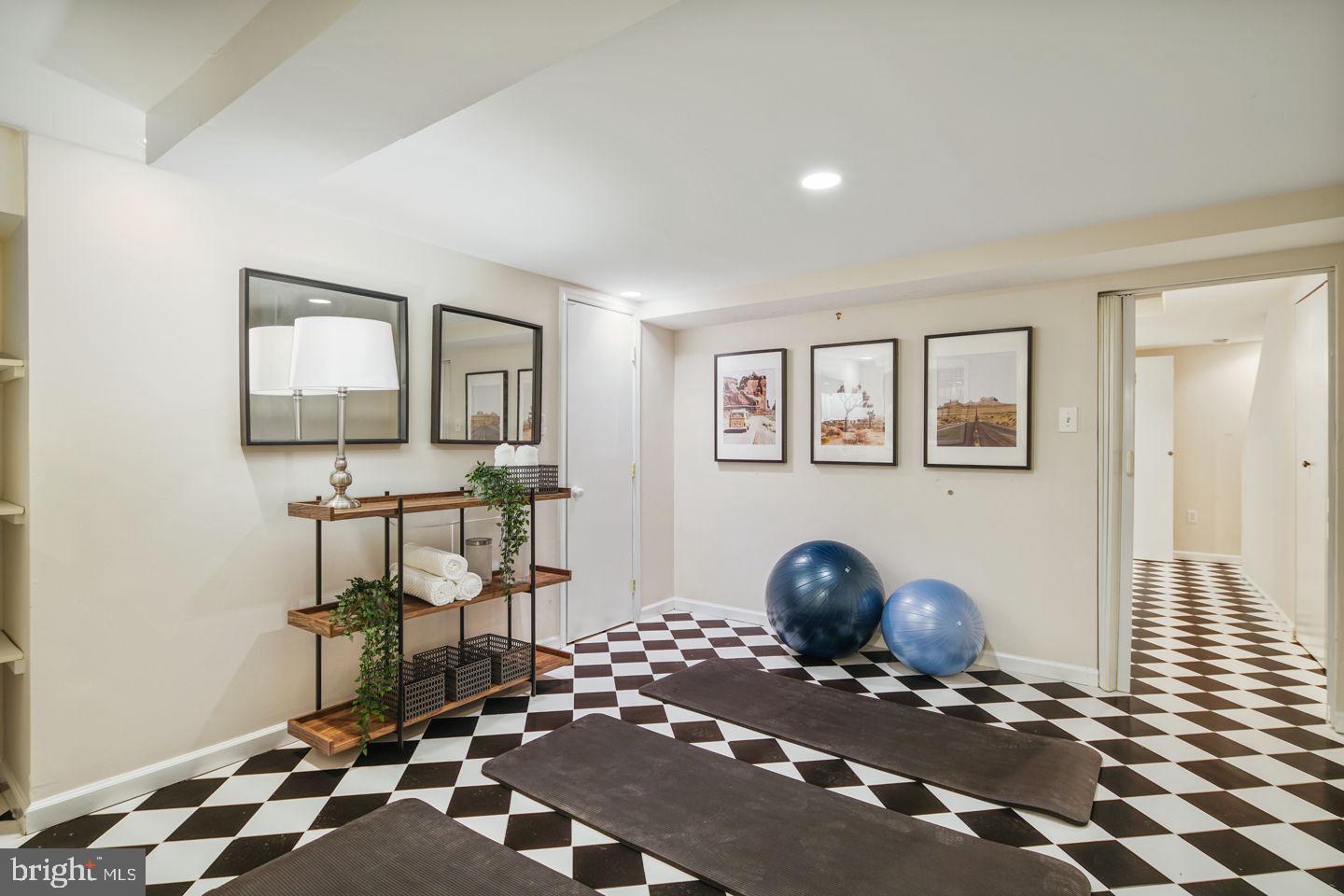 QUEEN VILLAGE - Residential