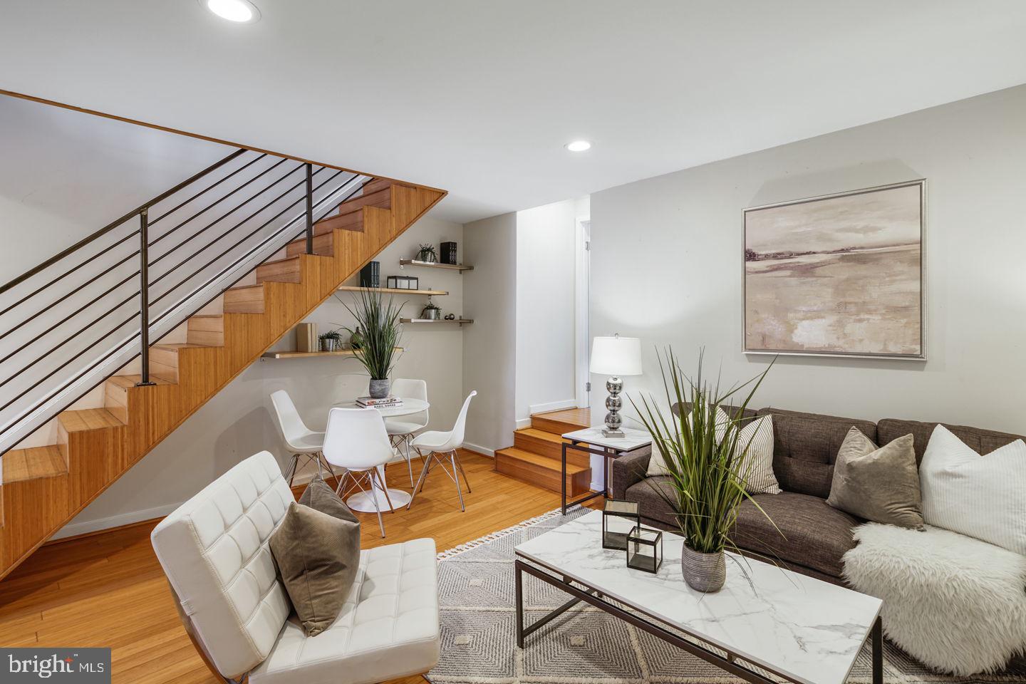 QUEEN VILLAGE - Residential