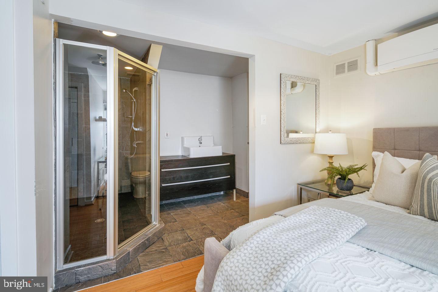 QUEEN VILLAGE - Residential