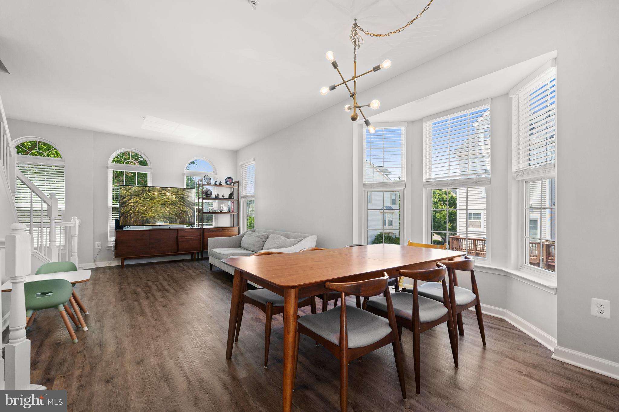 5842 COWLING COURT