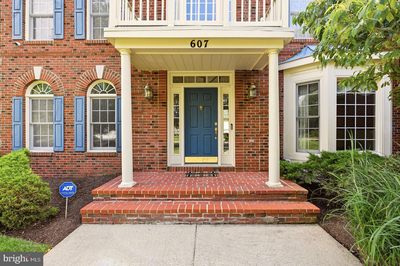 607 MISSION HILLS COURT