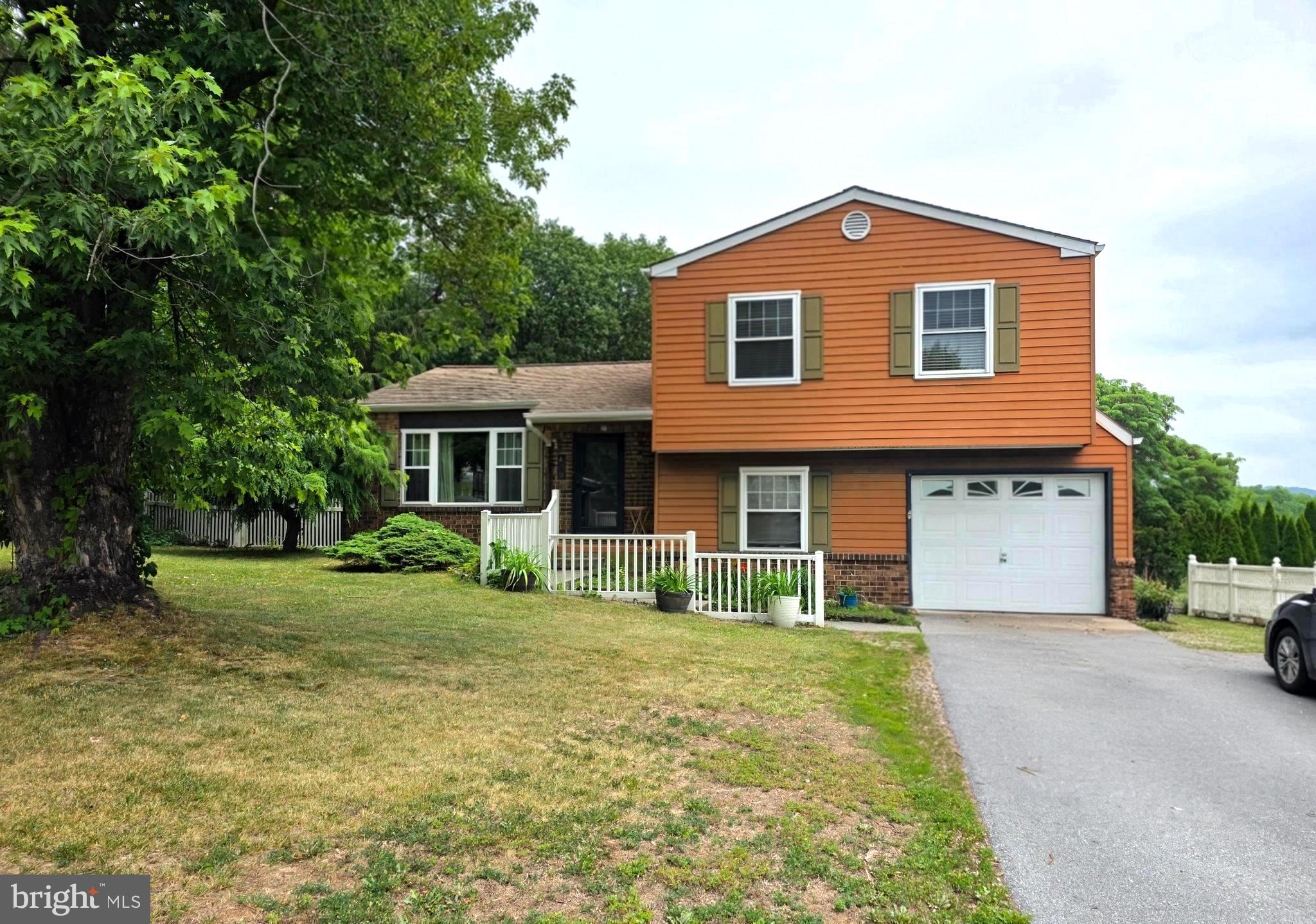 826 LARK DRIVE