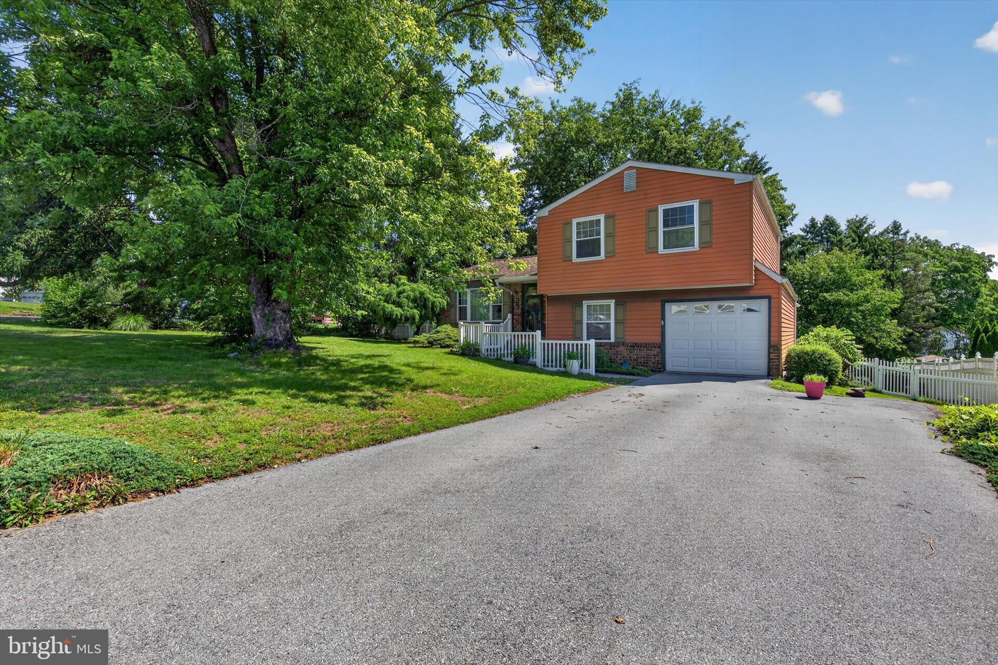 826 LARK DRIVE
