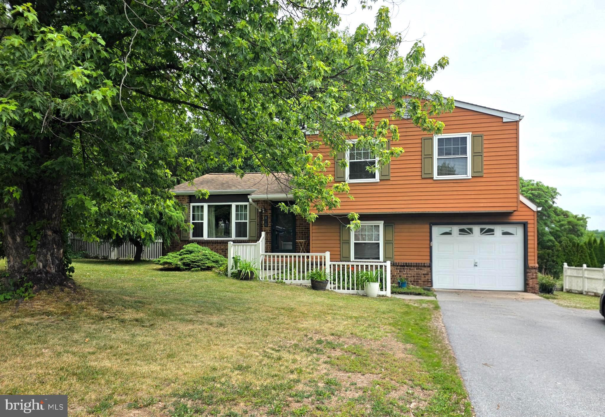826 LARK DRIVE