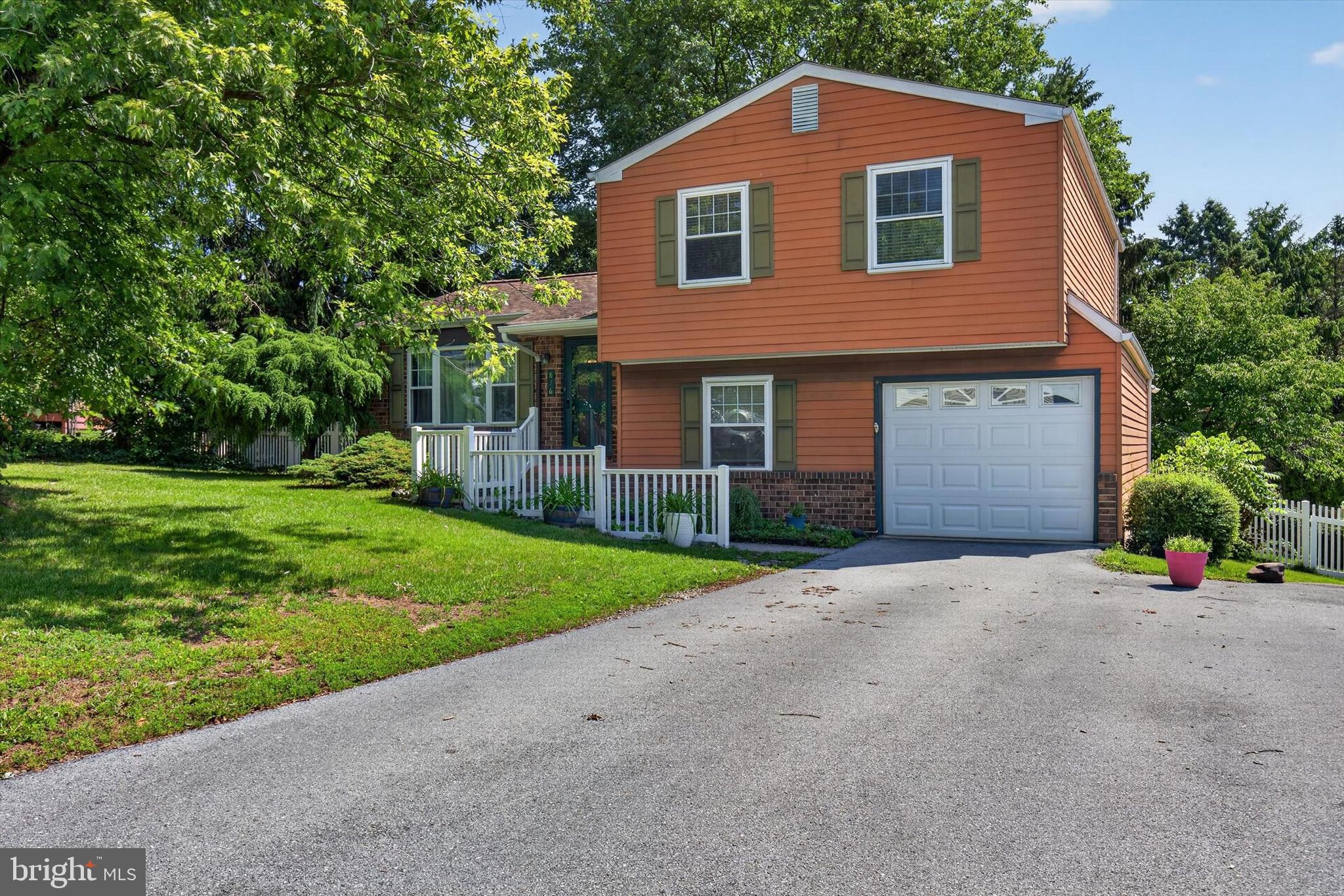 826 LARK DRIVE