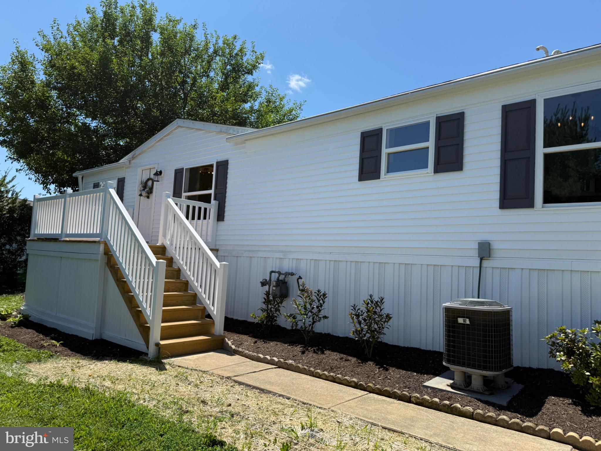 203 OAKFIELD COURT W