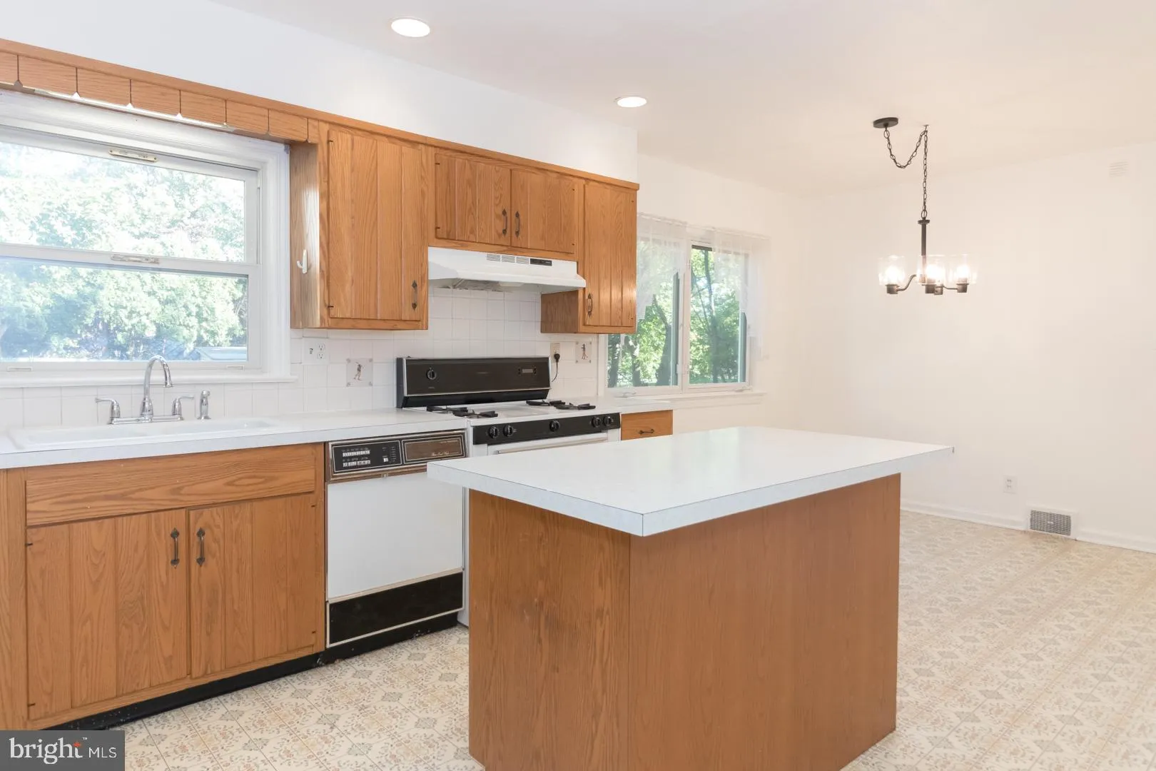 Pennington, New Jersey 08534, United States, 4 Bedrooms Bedrooms, ,2 BathroomsBathrooms,Residential,Active,42755