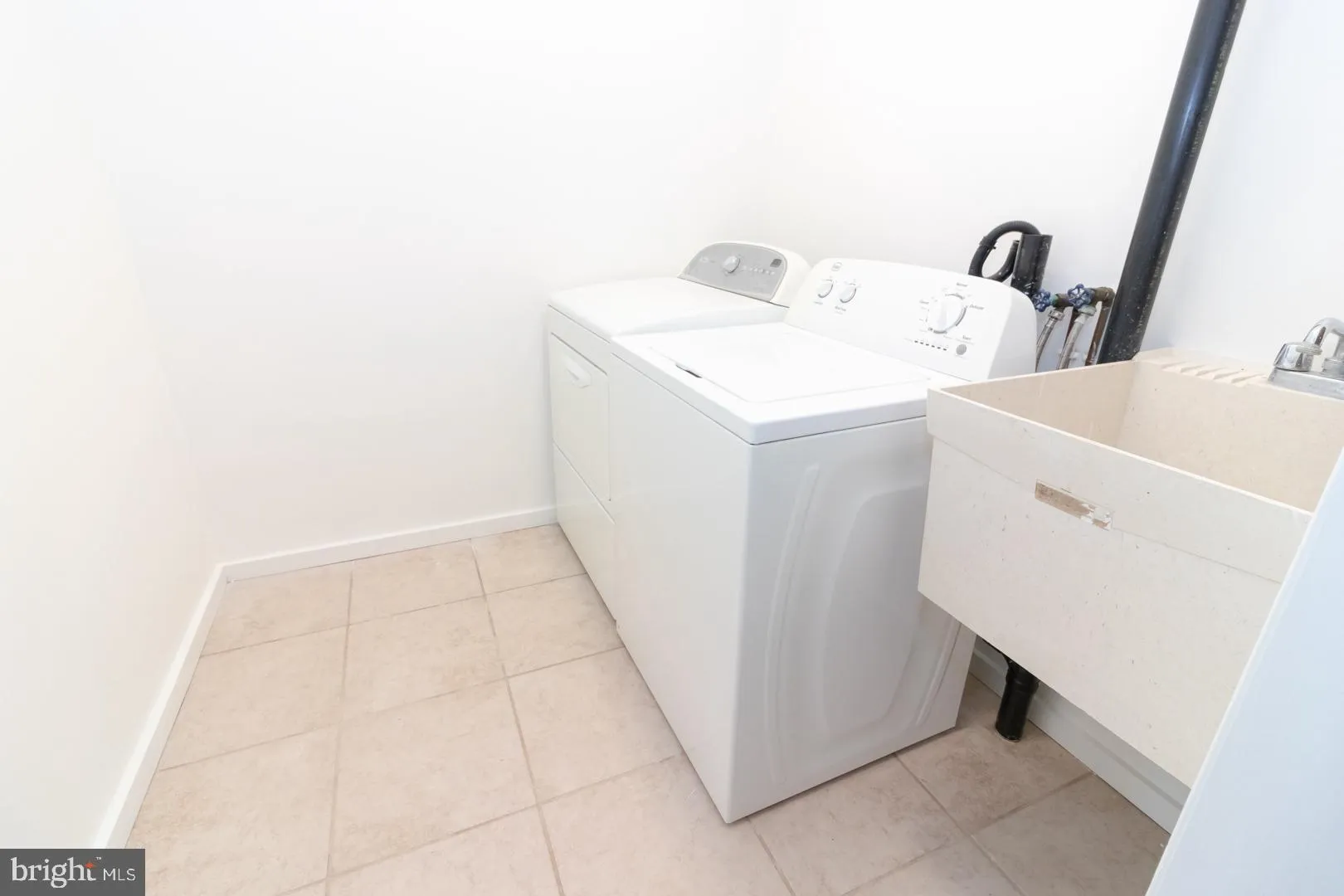 Pennington, New Jersey 08534, United States, 4 Bedrooms Bedrooms, ,2 BathroomsBathrooms,Residential,Active,42755