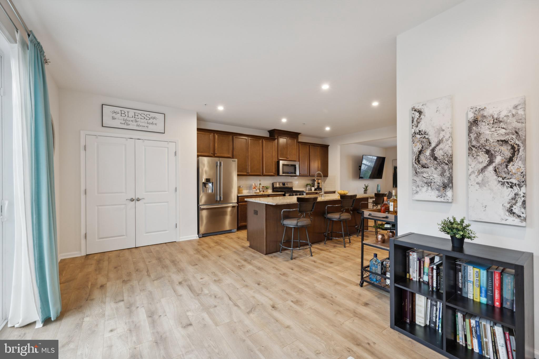 METRO POINTE - Residential