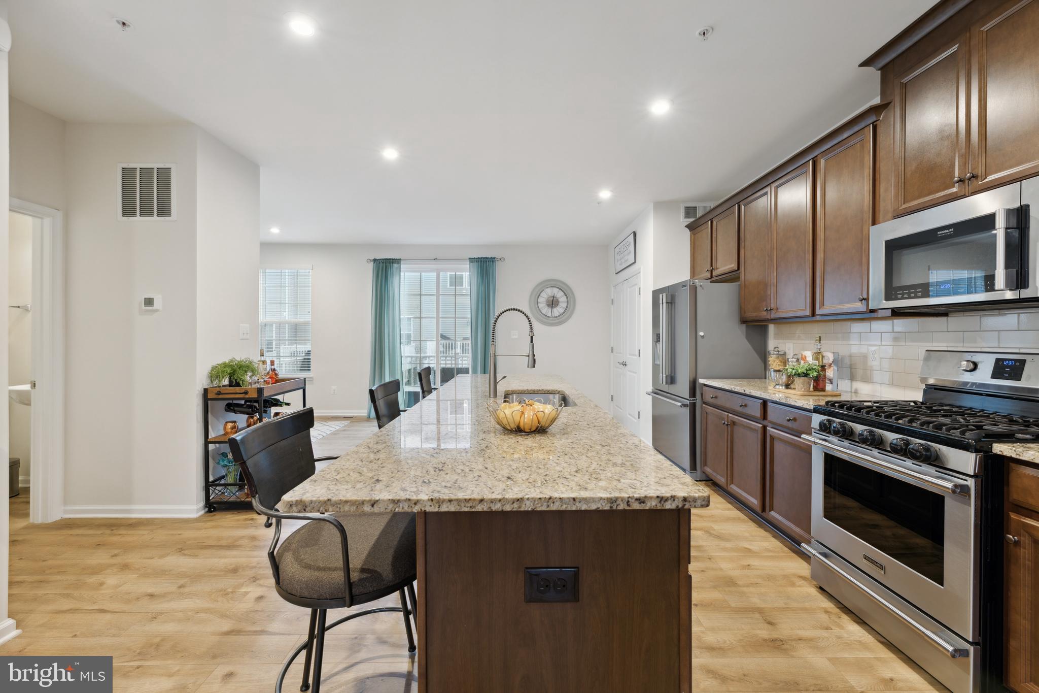 METRO POINTE - Residential