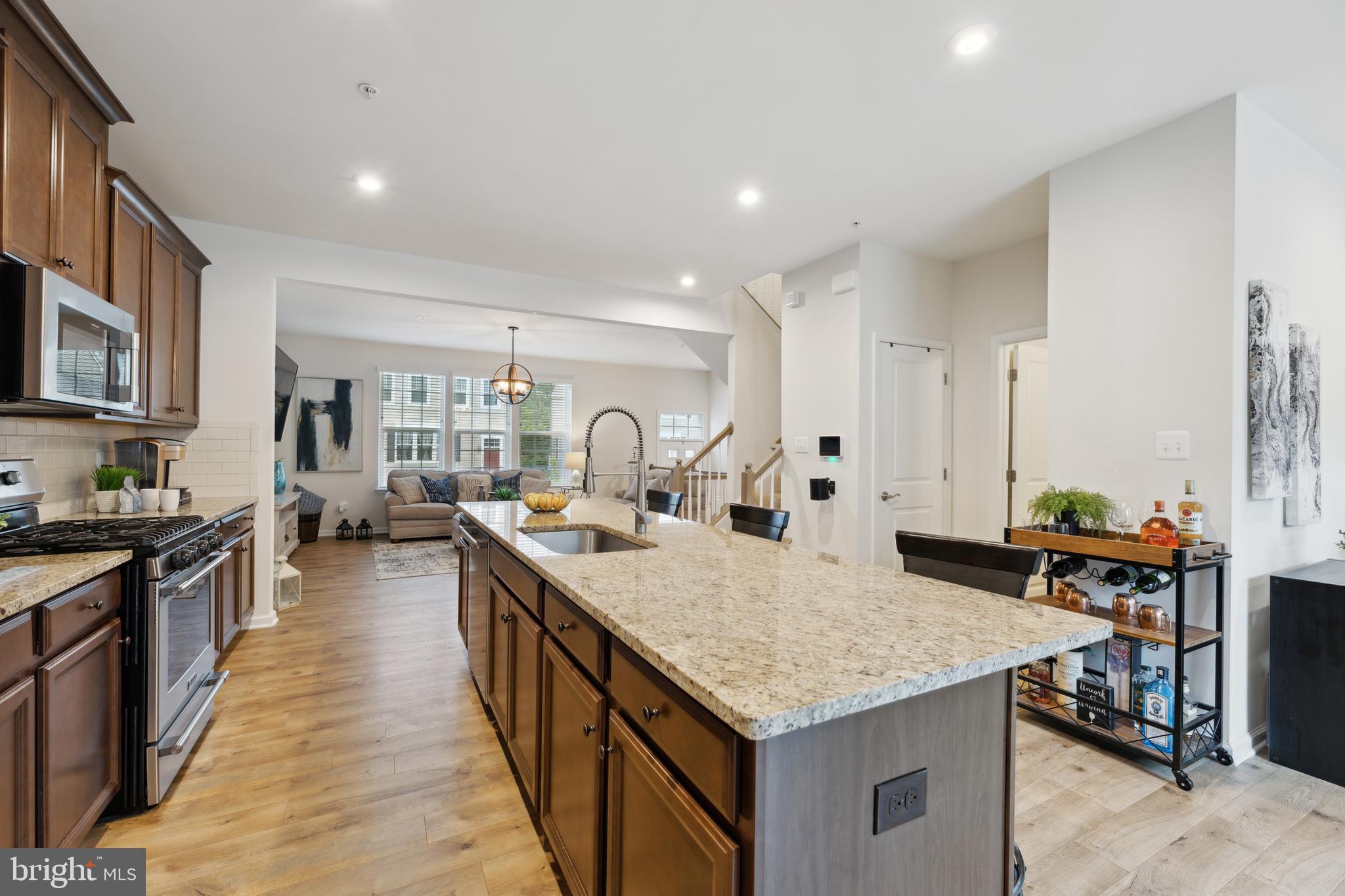 METRO POINTE - Residential