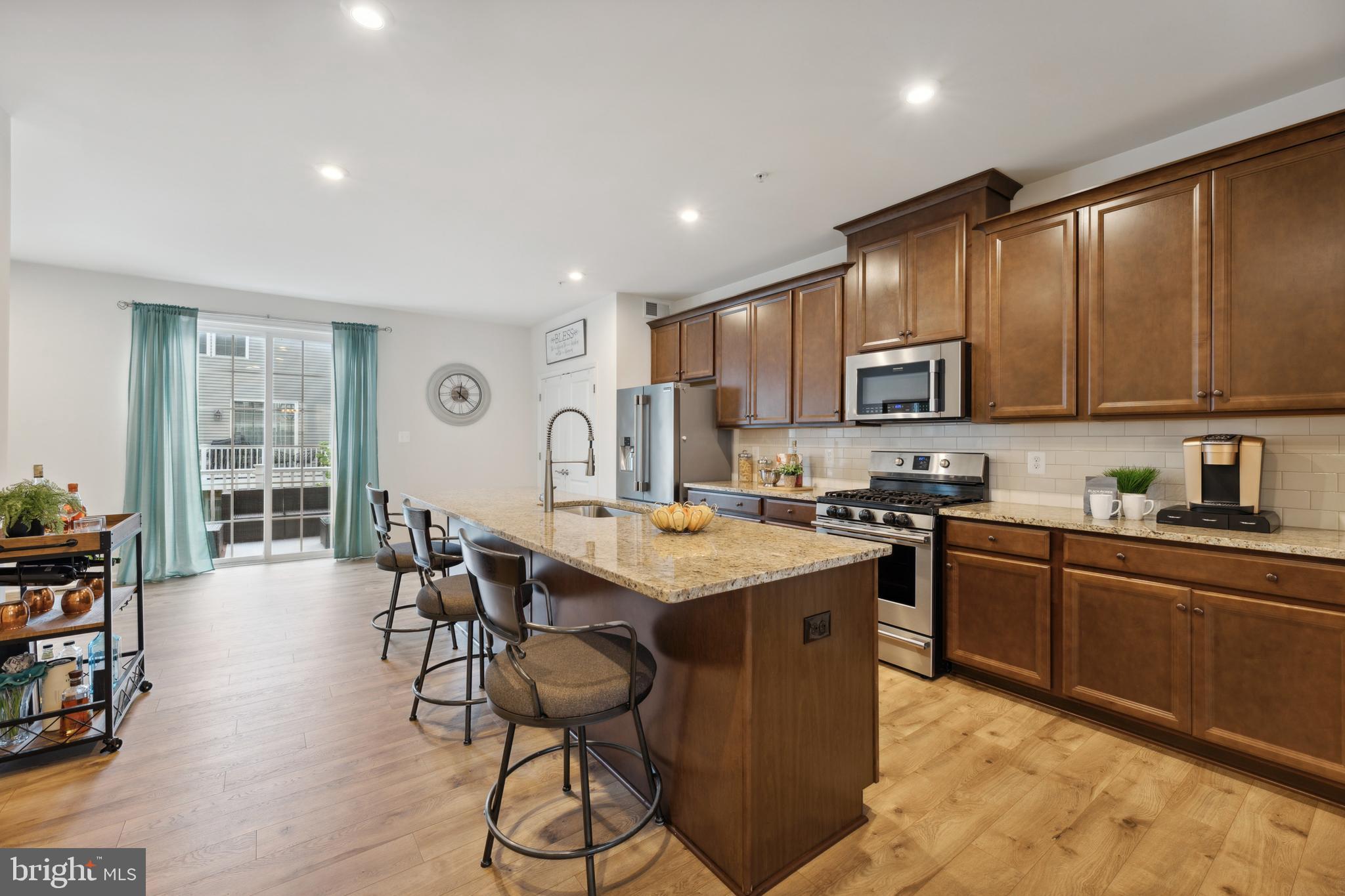 METRO POINTE - Residential