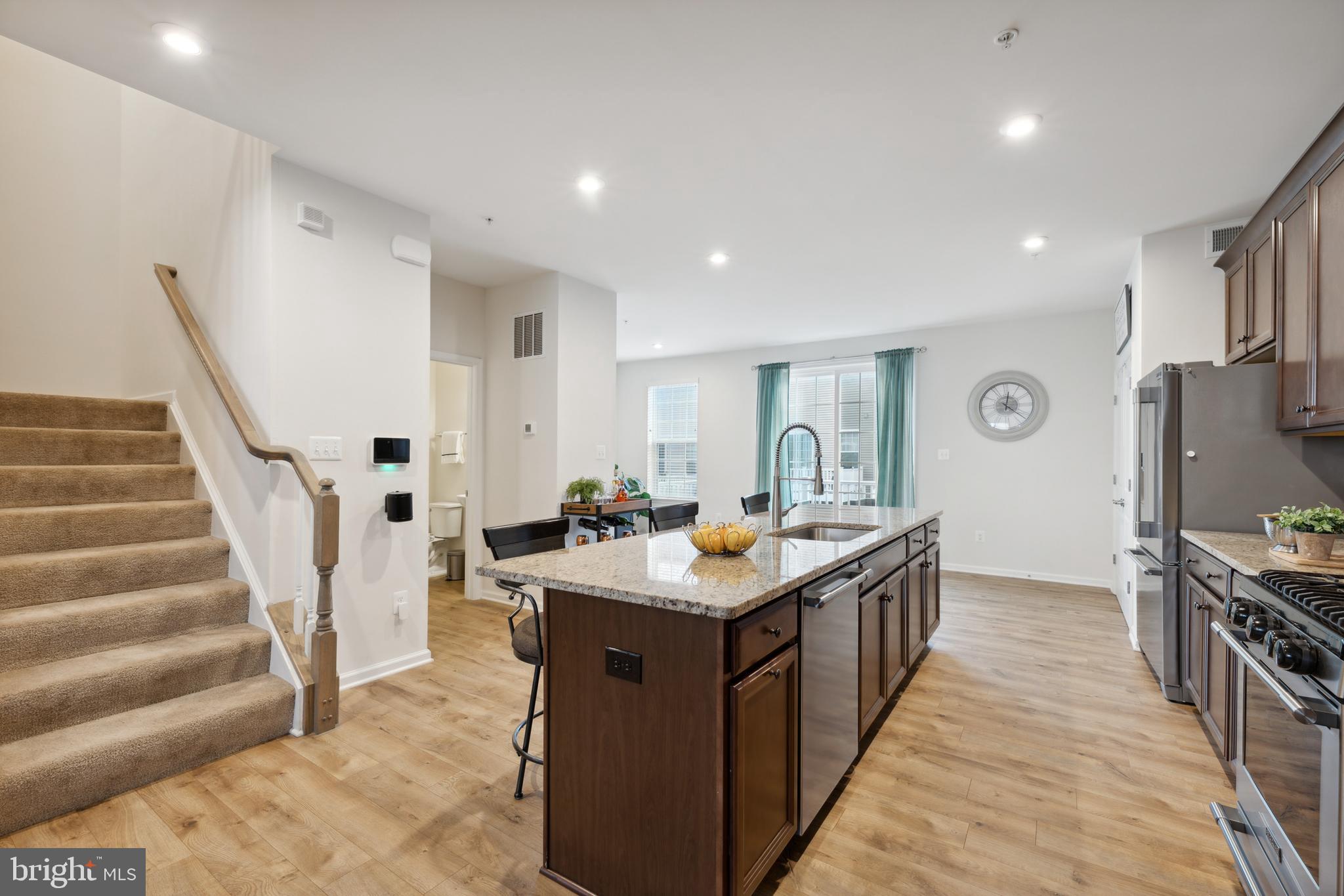 METRO POINTE - Residential