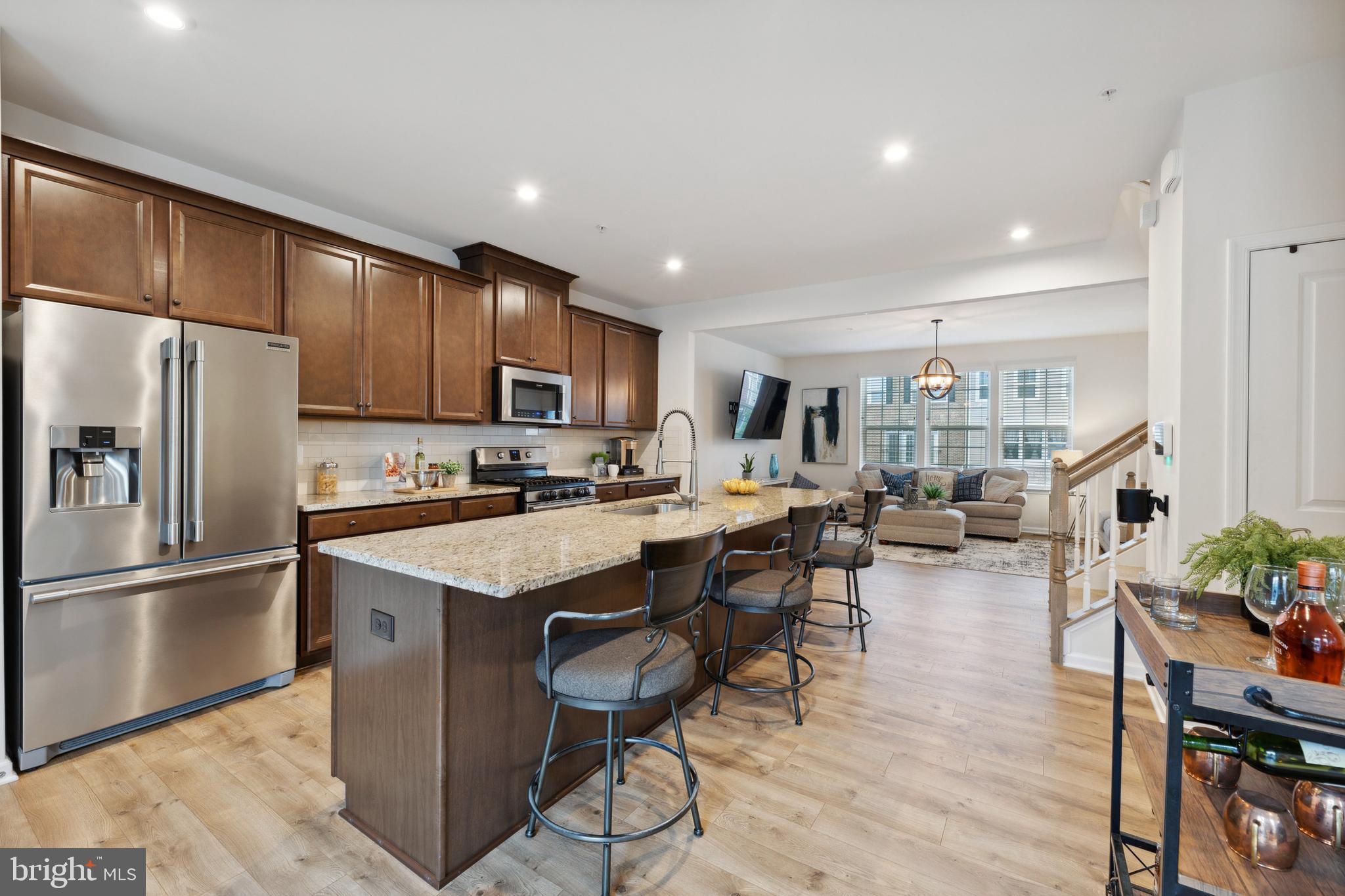 METRO POINTE - Residential