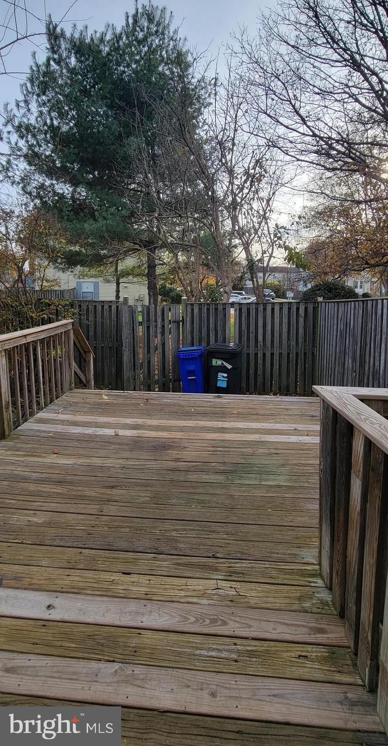 OAK POND TOWNHOU - Residential Lease