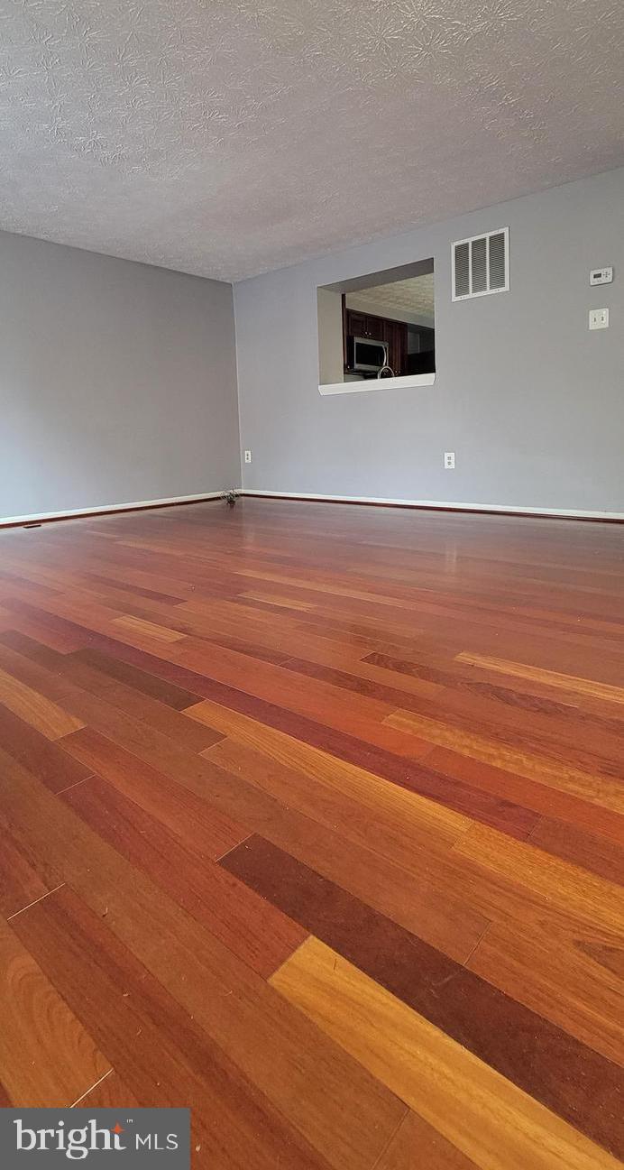 OAK POND TOWNHOU - Residential Lease