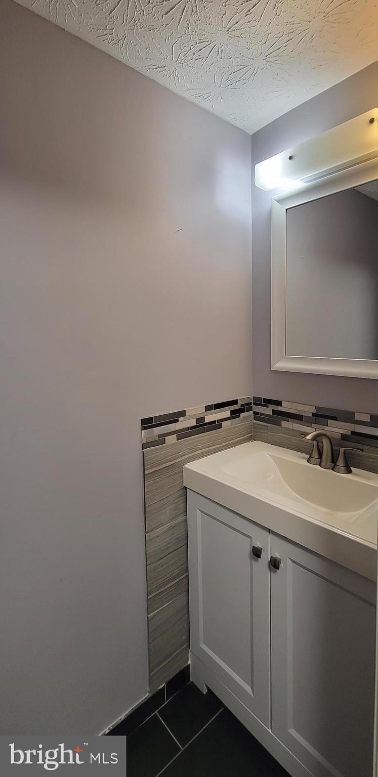 OAK POND TOWNHOU - Residential Lease